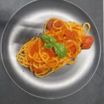 Primi piatti al sugo e basilico della tavola calda
