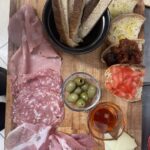 Tagliere di salumi e formaggi per l'aperitivo