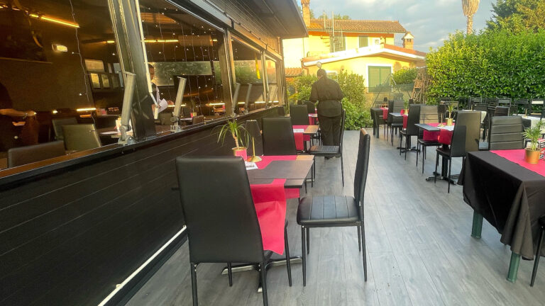 Il dehors esterno del Vale Cafè a Monterotondo al tramonto