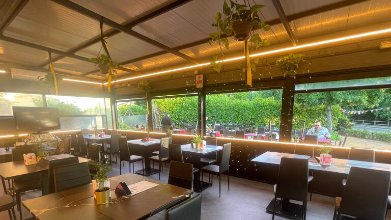 La veranda coperta del Vale Cafè, climatizzata e aperta tutto l'anno